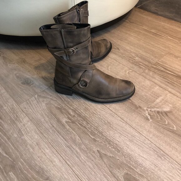 Stylish mid-calf leather boots in a distressed grey finish with crisscross strap - Picture 2 of 5